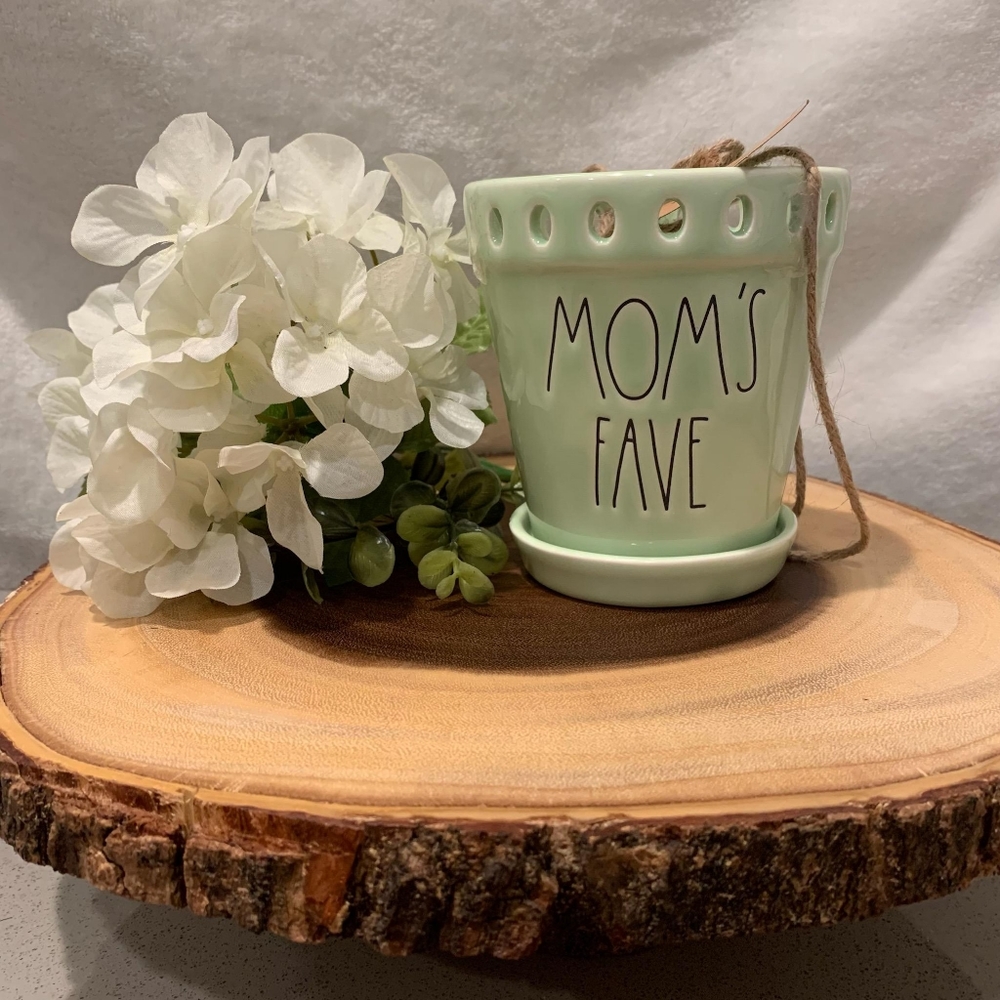 Rae Dunn "Mom's Fave" Pot